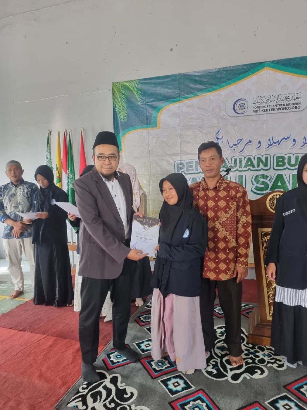 Penyerahan sertifikat dalam Pengajian Bulanan Wali Santri