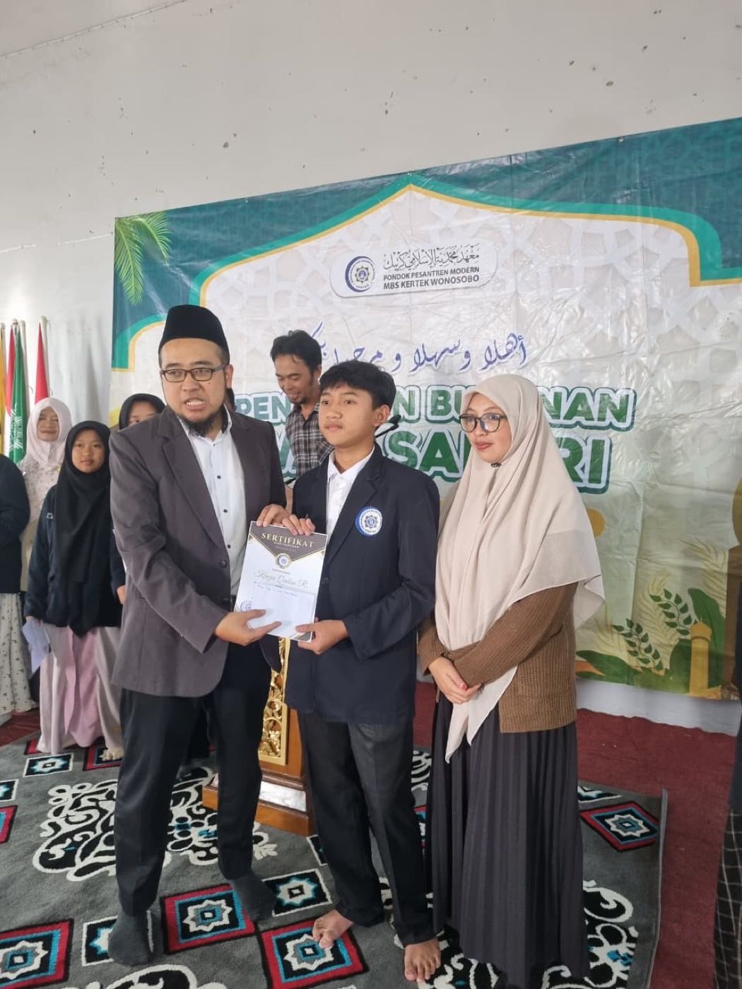 Penyerahan penghargaan pada Pengajian Bulanan Wali Santri