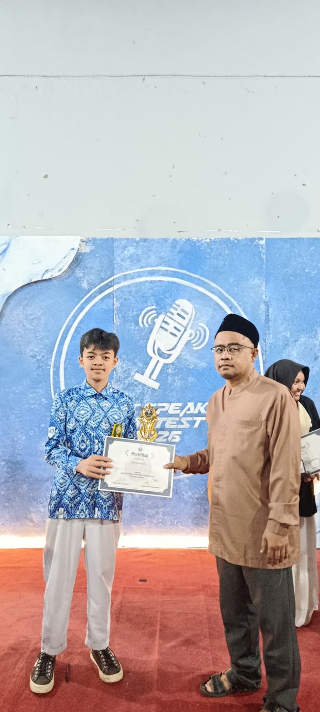 Santriwati menerima penghargaan Public Speaking Contest 2026