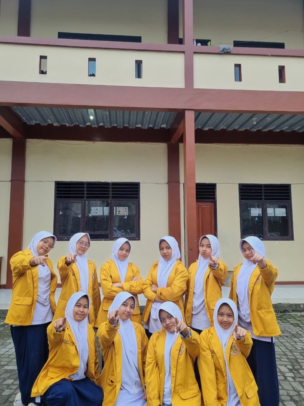 Santriwati pengurus organisasi MBS Kertek