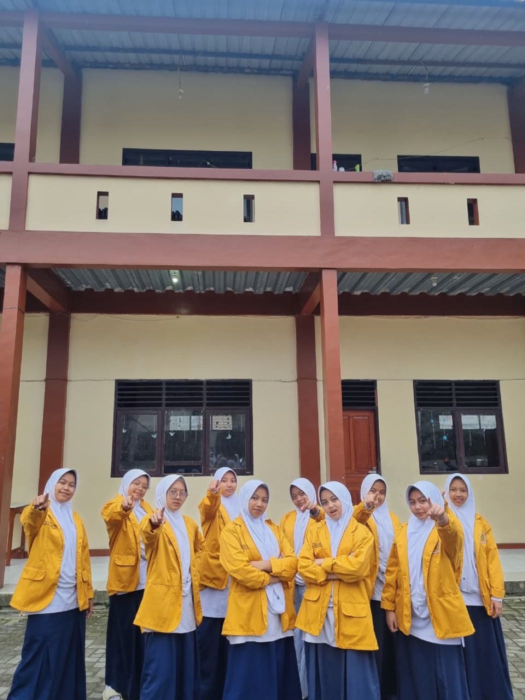 Kebersamaan santriwati dalam kegiatan organisasi